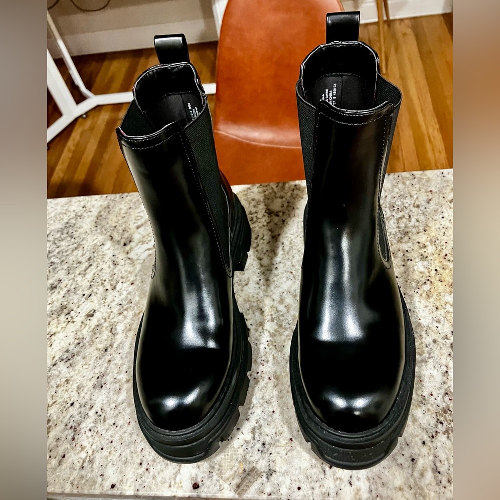 Edgy, black (faux) leather, ankle boots.